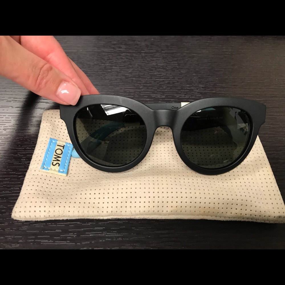 Toms ‘Traveler’ sunglasses